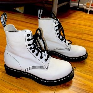 NEEDS TO GO! Dr. Martens Womens Size 7